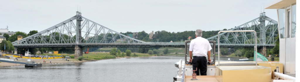 Mit dem Dampfschiff vorbei am Blauen Wunder