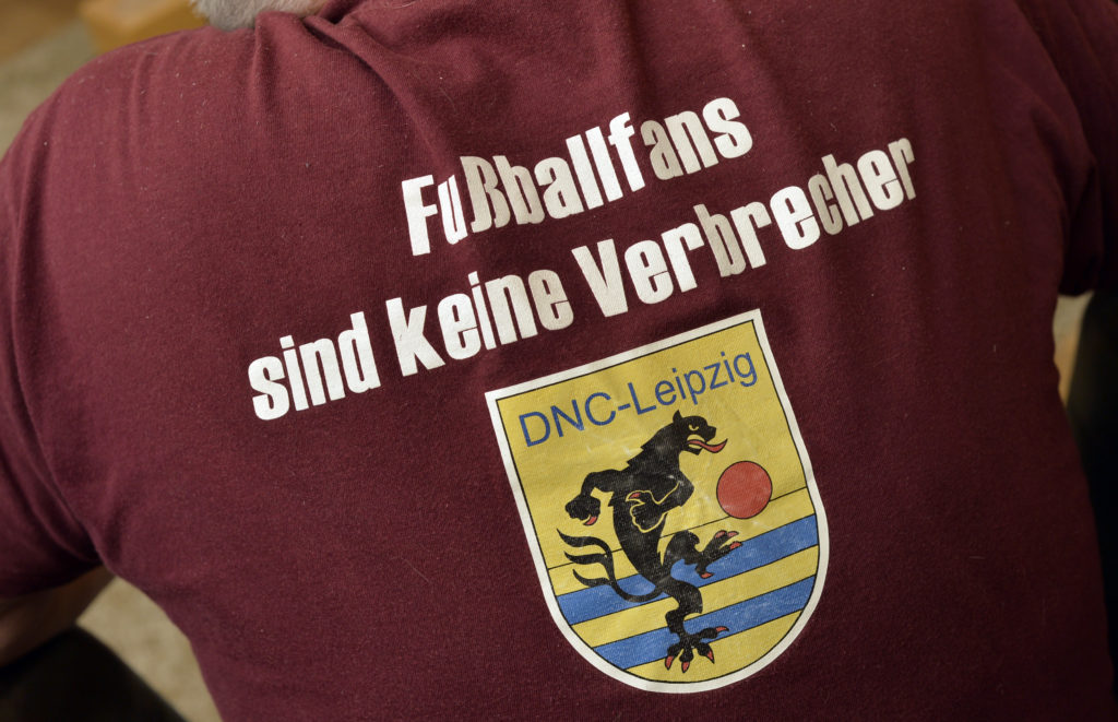 T-Shirt mit Aufdruck: "Fußballfans sind keine Verbrecher"