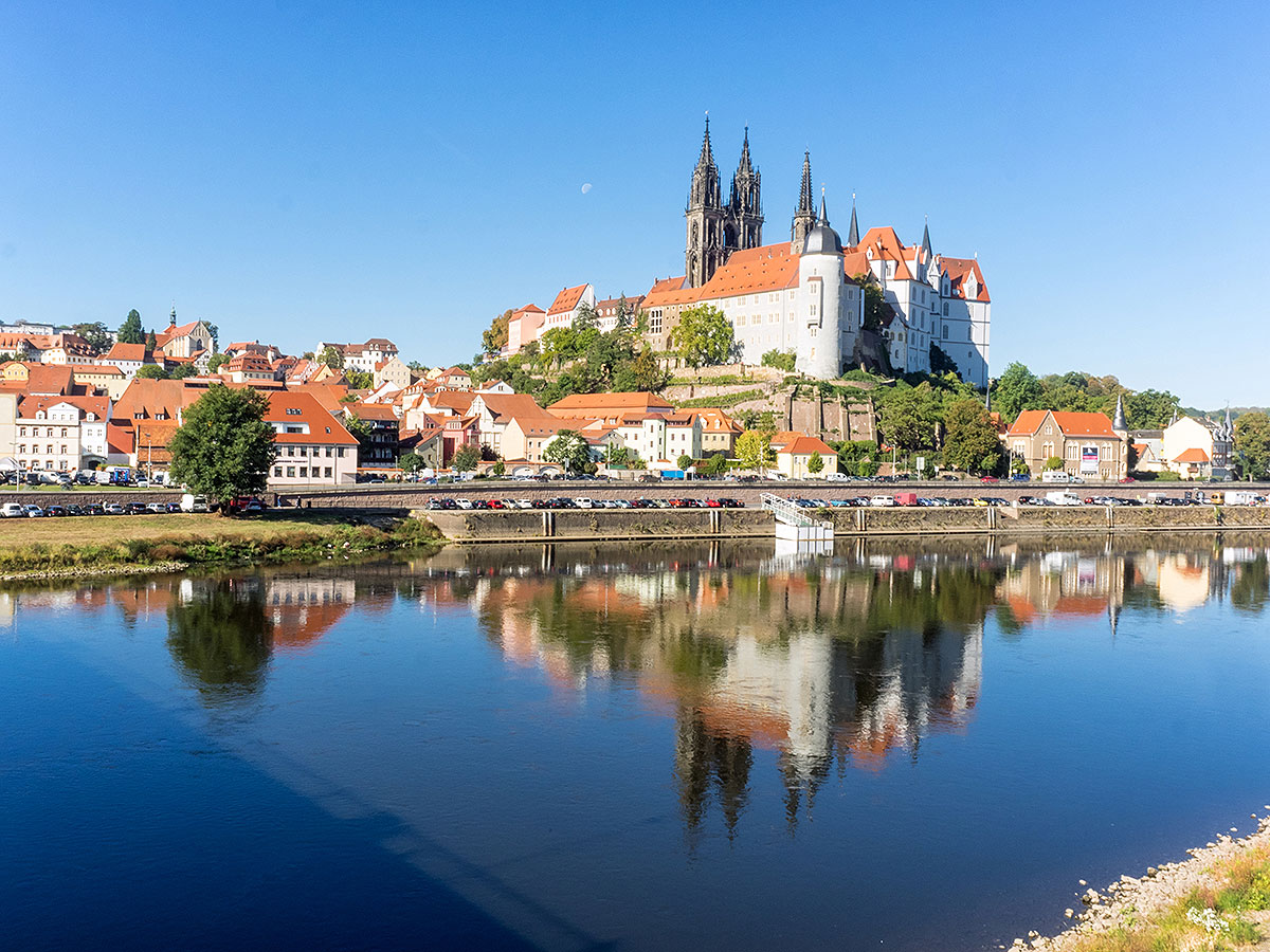 Die Albrechtsburg Meissen thront majestätisch über dem Elbtal. Ihre Mauern künden von der Macht und vom kulturellen Vermächtnis der ehemaligen Landesherren, der Markgrafen von Meißen.