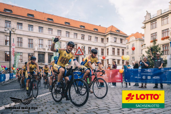 Radfahrer grüßen zum European-Peace-Ride-2022