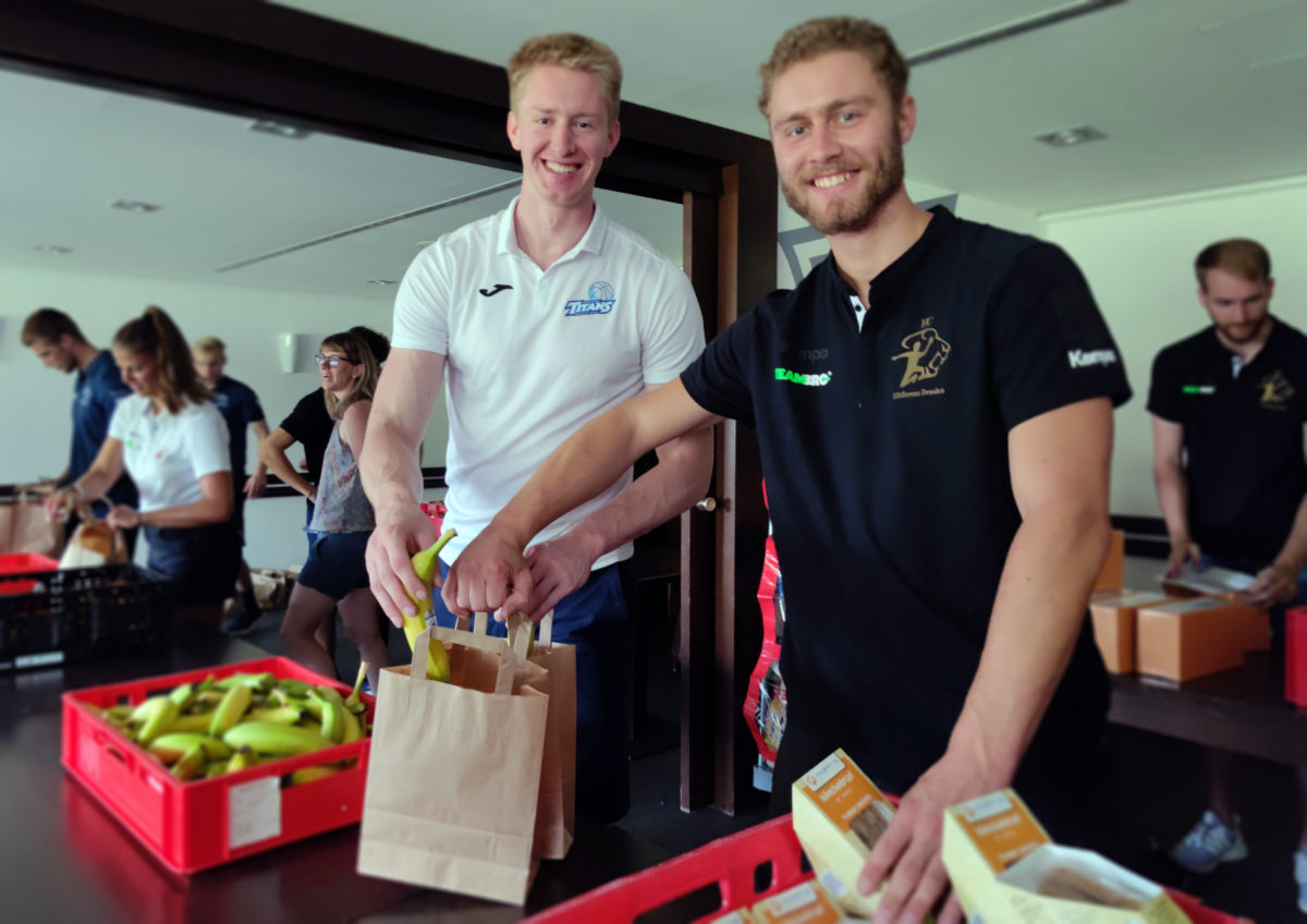Sportler packen Verflegungspaket für Feuerwehrleute in der Sächsischen Schweiz