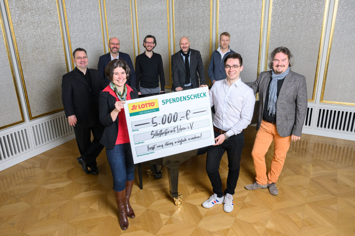 Scheckübergabe Möglichmacher des Monats - das Vokalensemble amarcord übergibt einen Scheck über 5.000 Euro an Selbstbestimmt Leben e.V. an am 20.04.2023 in der Oper Leipzig (Sachsen). Foto: Christian Modla